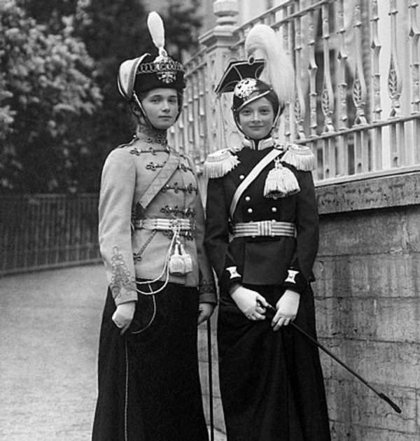 Одетые в гусарскую форму княжны Ольга Николаевна и Татьяна Николаевна, 1913 год