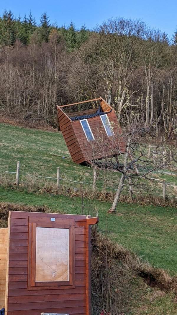 Домик унесло сильным ветром