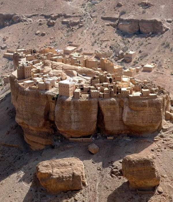 Хайд аль-Джазиль, 500-летняя деревня из сырцового кирпича, построенная на вершине массивного валуна