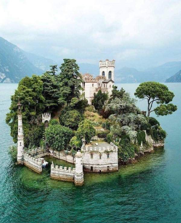 Замок на острове Лорето, Брешиа, Италия. Построен в 1910 году
