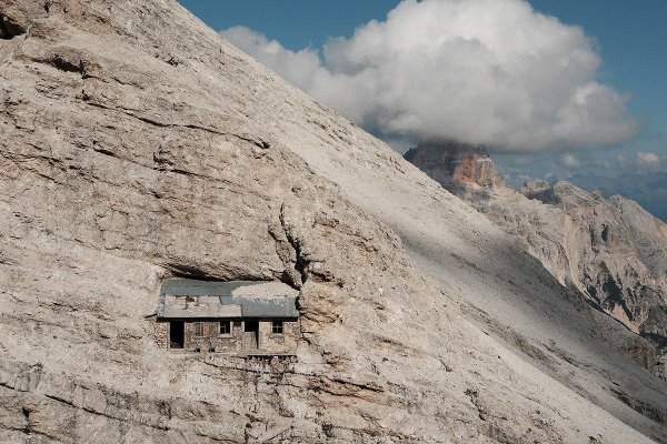 Альпийское убежище, построенное на вертикальном склоне одной из горных вершин Монте-Кристалло