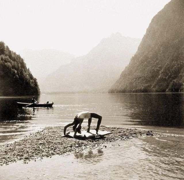 Ева Браун занимается йогой на озере Кёнигсзе, Бавария, Германия, 1942 год.