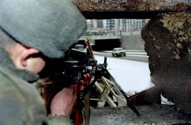 Блок-пост внутренних войск РФ на площади Минутка в Грозном. Чечня, Россия. 19 января 1996 года