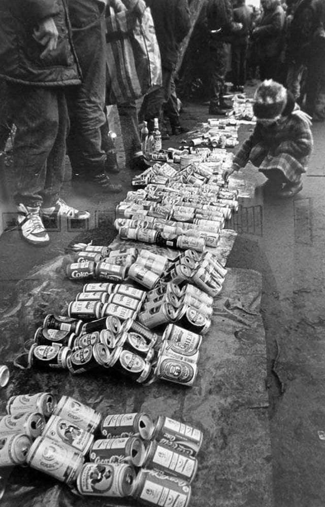 Продажа пустых металлических банок из-под импортных напитков на одном из «блошиных» рынков, Россия, 1990-е.