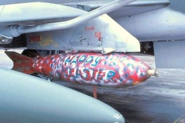 Надпись на бомбе НАТО &quot;Счастливой Пасхи&quot;, бомбардировка Югославии, 24 марта 1999 года.