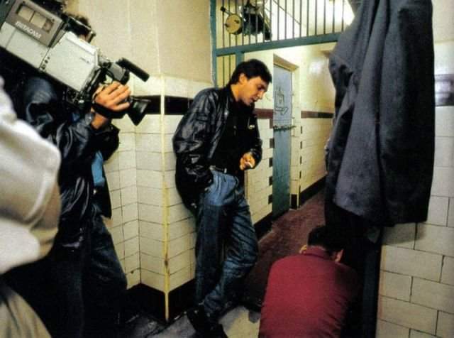 Журналист Александр Невзоров берет интервью у обвиняемого в изнасиловании, 1990 год