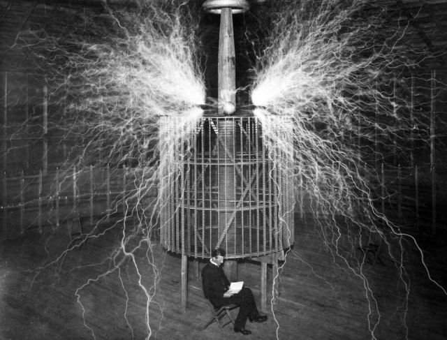 Никола Тесла в своей лаборатории, 1899 год