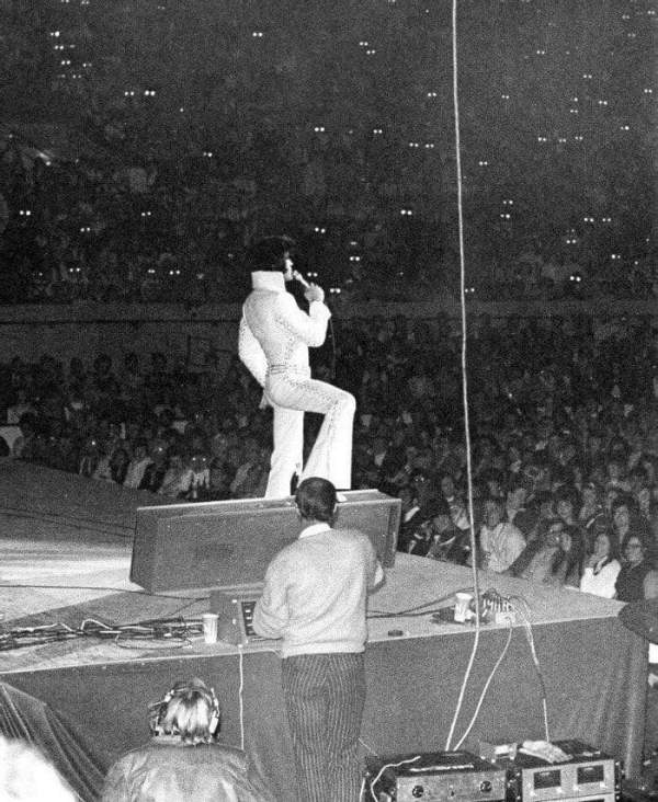 Зрители с биноклями на концерте Элвиса Пресли. Оклахома, 1970 год.