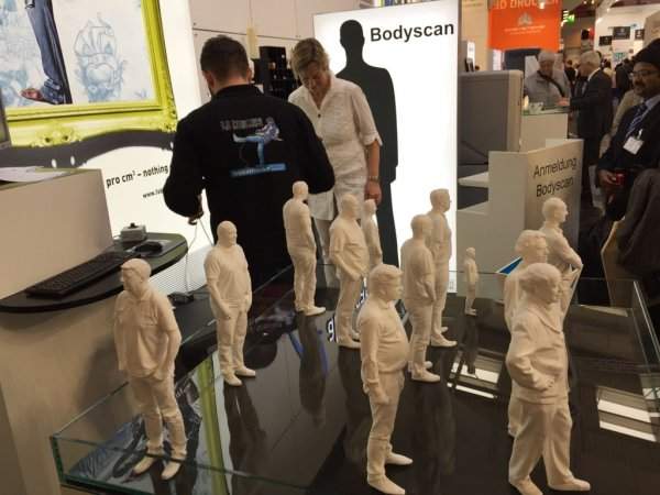 Был на выставке в Германии. Там сканировали людей в 3D и распечатывали их фигурки