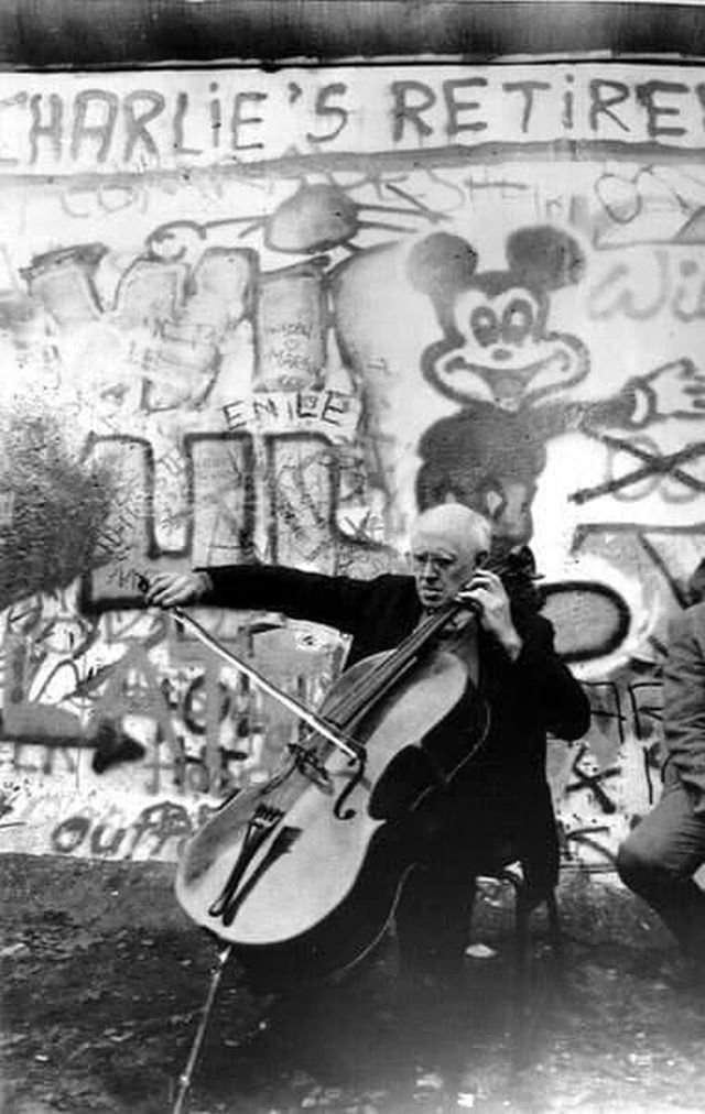 Мстислав Ростропович играет Баха при падении Берлинской стены, 1989 г