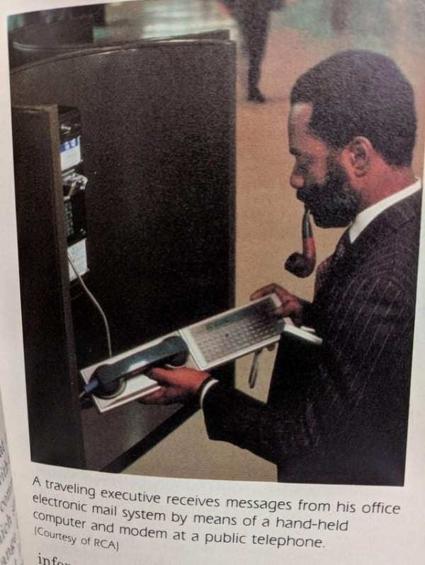 Отправка электронного письма с помощью акустического модема в таксофоне, начало 1980-х годов