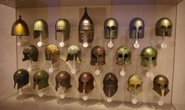 Древнегреческие шлемы на выставке в Старом музее в Берлине