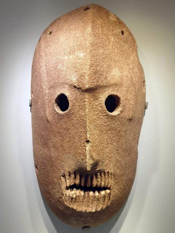 Эта 9000-летняя каменная маска является самой старой маской в мире