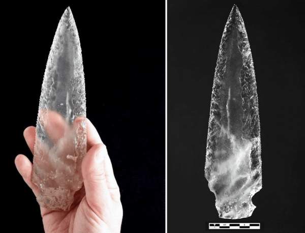 Хрустальный наконечник копья, найденный в мегалитической гробнице возрастом 5000 лет в Испании