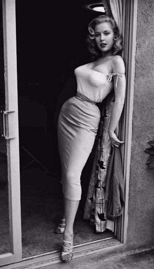Бетти Бросмер — первая красавица 1950-х годов, звезда обложек и прообраз девушек пин-ап.