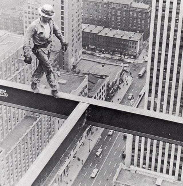 Монтажник-высотник за работой на здании Socony Mobil. США, 1955 г.