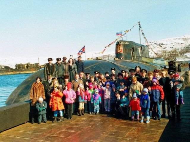 Моряки АПЛ К–141 &quot;Курск&quot; с семьями, Видяево, Мурманская область, конец 1990–х. Она утонула 12 августа 2000 года.