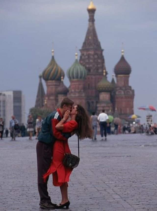 Молодая и стильно одетая пара на Красной площади. Россия. 1990-е.