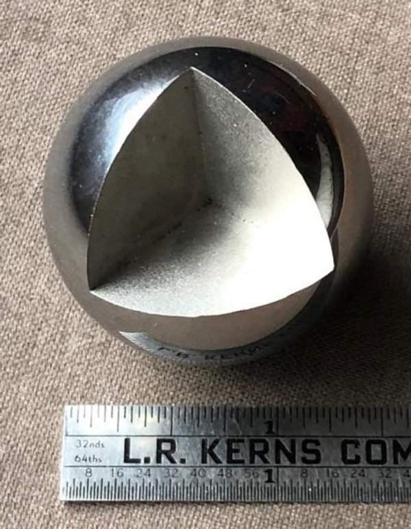 Что это за сфера из черного металла с выемкой? Таких было около 100 штук на свалке