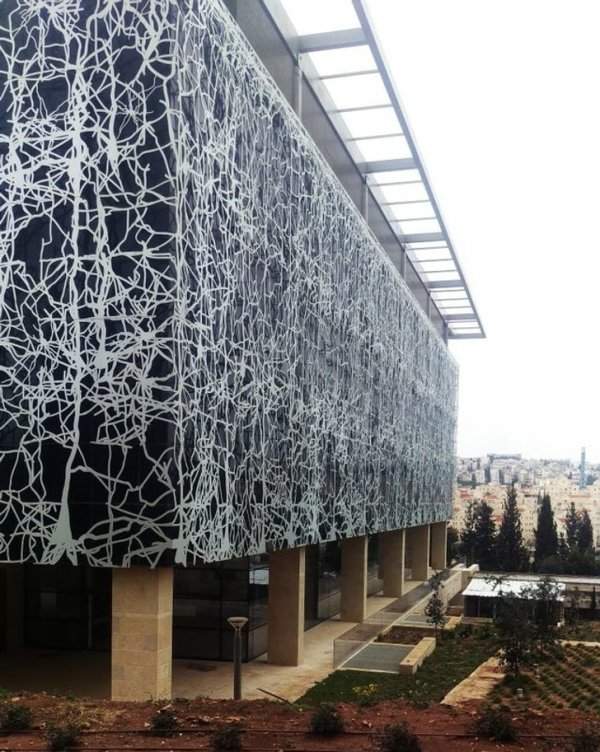 Здание университета, занимающегося изучением мозга, как будто покрыто нейронами. Оно находится в Иерусалиме