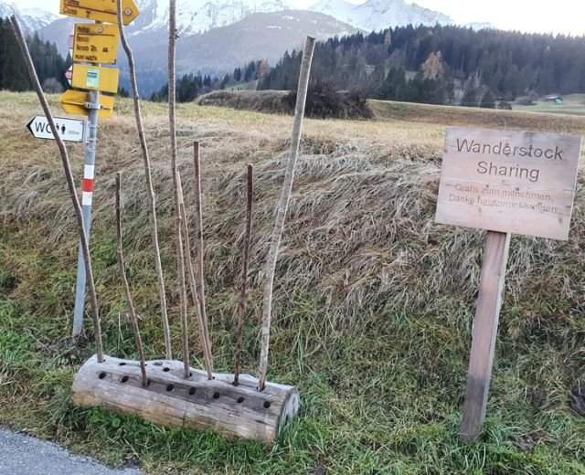В Швейцарии в начале некоторых пешеходных троп раздают палки для опоры во время ходьбы