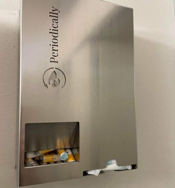 В туалете есть бесплатные женские средства гигиены