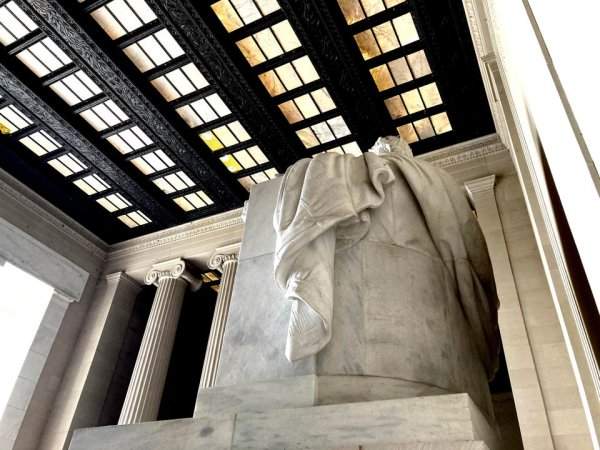Статуя Линкольна в вашингтонском мемориале — вид сзади