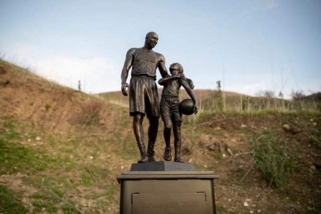 В Калифорнии установили памятник погибшему Коби Брайанту и его дочери Джианне