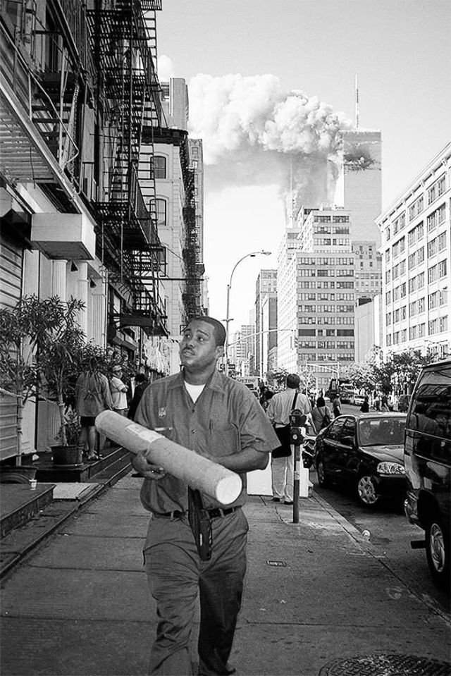 Человек идёт доставить посылку, не осознавая масштаба трагедии. Нью-Йорк, 11 сентбря, 2001 год.