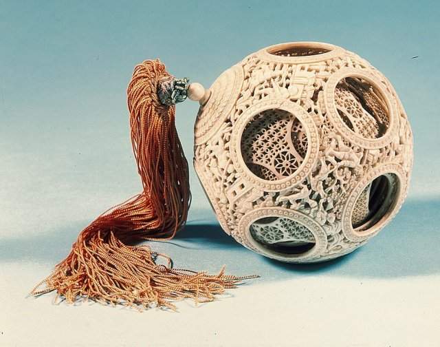 Головоломка из 11 ажурных шаров, вырезанная из цельного куска слоновой кости. Китай, XIX век