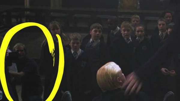 В кадре «Гарри Поттера и Тайной комнаты» можно заметить оператора