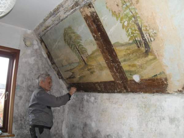 Мой 84-летний дедушка ремонтирует свой дом
