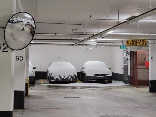 Даже на подземной парковке снег добрался до машин