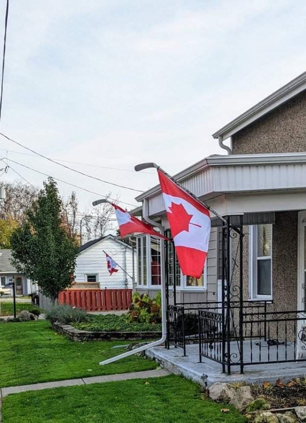 Канадские флаги висят на клюшках для хоккея