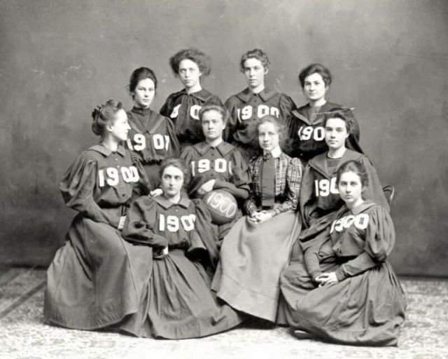 Женская баскетбольная команда, 1900 год. Примечательно, что они играли в платьях с длинными рукавами и надевали корсеты.