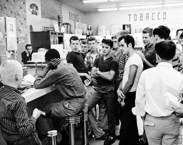 Чернокожий мужчина в кафе для белых. Арлингтон, штат Вирджиния, 10 июня 1960 год.