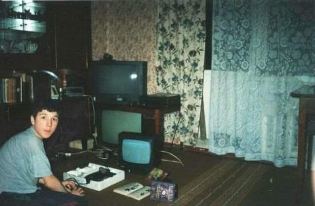 Парень изучает коды для игры Ultimate Mortal Kombat, 1990-е