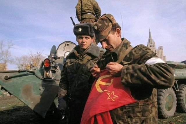 Офицер Таманской дивизии рвёт флаг СССР, снятый с расстрелянного Дома Советов. Москва, 5 октября 1993 года.
