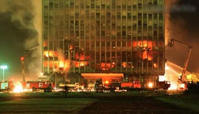 Пожарные пытаются спасти здание во время бомбардировки НАТО Белграда, Сербия, 1999 год.