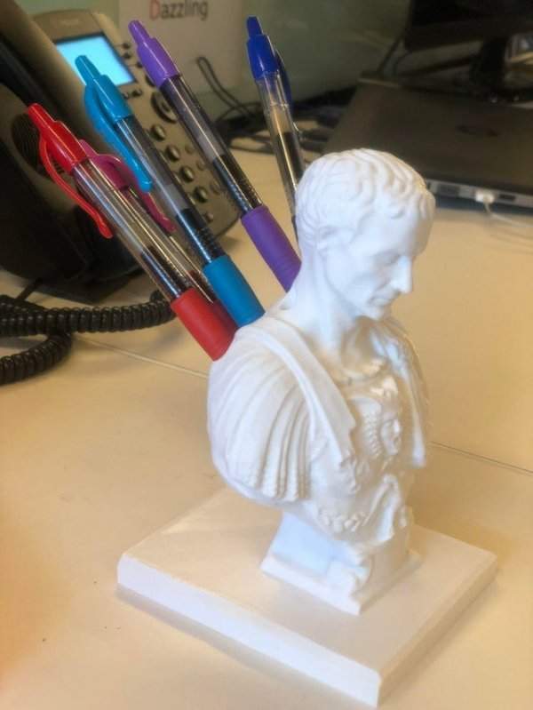 У Цезаря появилось ещё одно дело, он хранит ручки моей жены