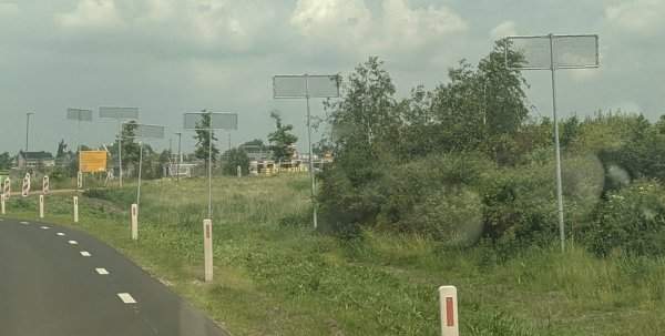 Загадочные столбы с сетками на обочине дороги в Нидерландах
