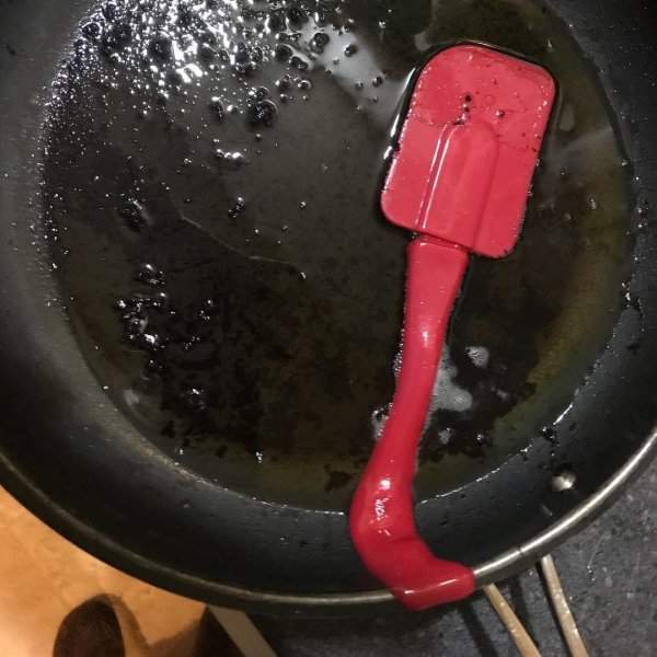 Урок на будущее: не стоит оставлять лопатку прямо в горячей сковороде