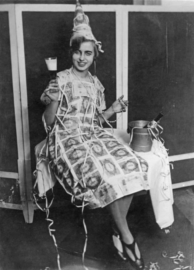 Одежда из денег, гиперинфляция в Германии, 1923 год.
