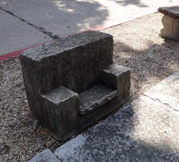 «В одном из городов Арканзаса нашел что-то похожее на очень маленькую бетонную скамейку или сиденье, обращенное в сторону от дороги возле бордюра. Слишком маленькое даже для ребенка, и их несколько по всему городу»