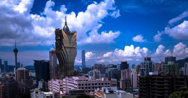 Сияющий отель-казино в Китае высотой в 260 метров
