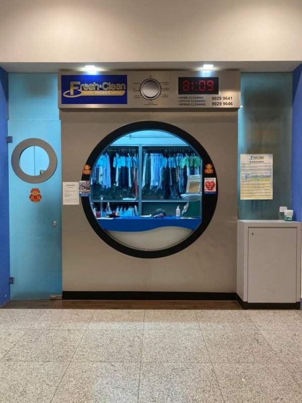 Стойка химчистки в Сингапуре, похожая на гигантскую стиральную машинку
