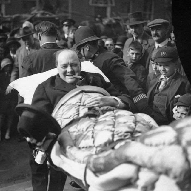 Уинстона Черчилля переносят на носилках, после того как его сбила машина. Нью-Йорк, 1931 г.
