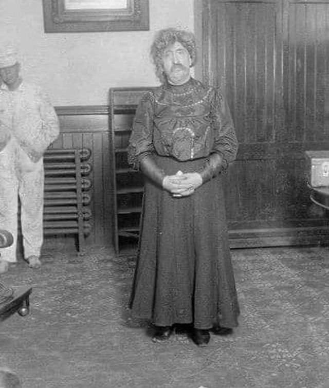 Джулиус Дук, арестованный за переодевание в женщину. Чикаго. США. 1906 г.