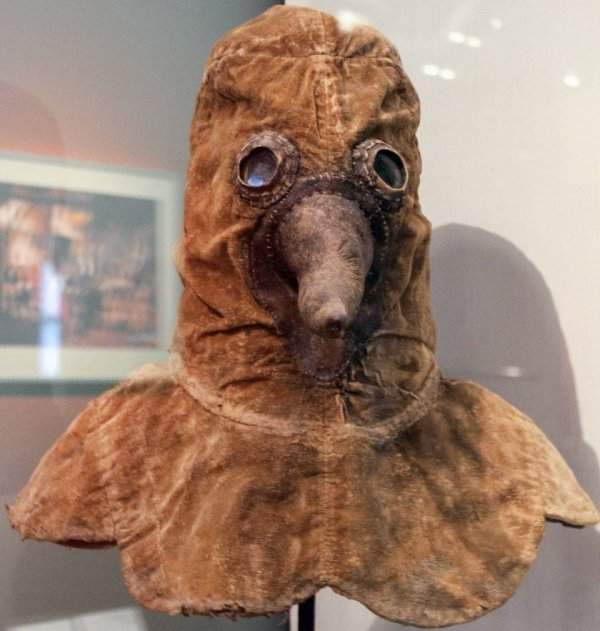 Подлинная маска чумного доктора, сделанная в 14 веке