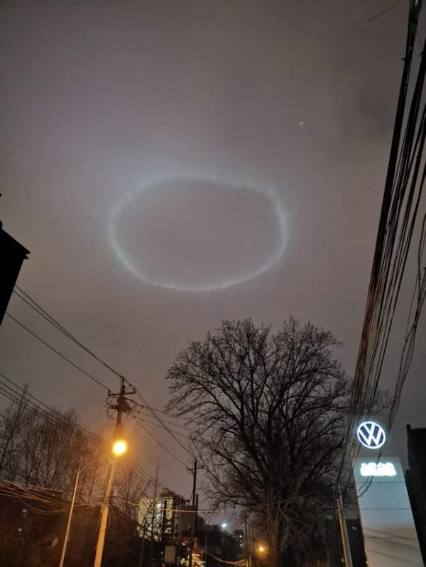 Этот круг появился в вечернем небе над Пекином, Китай